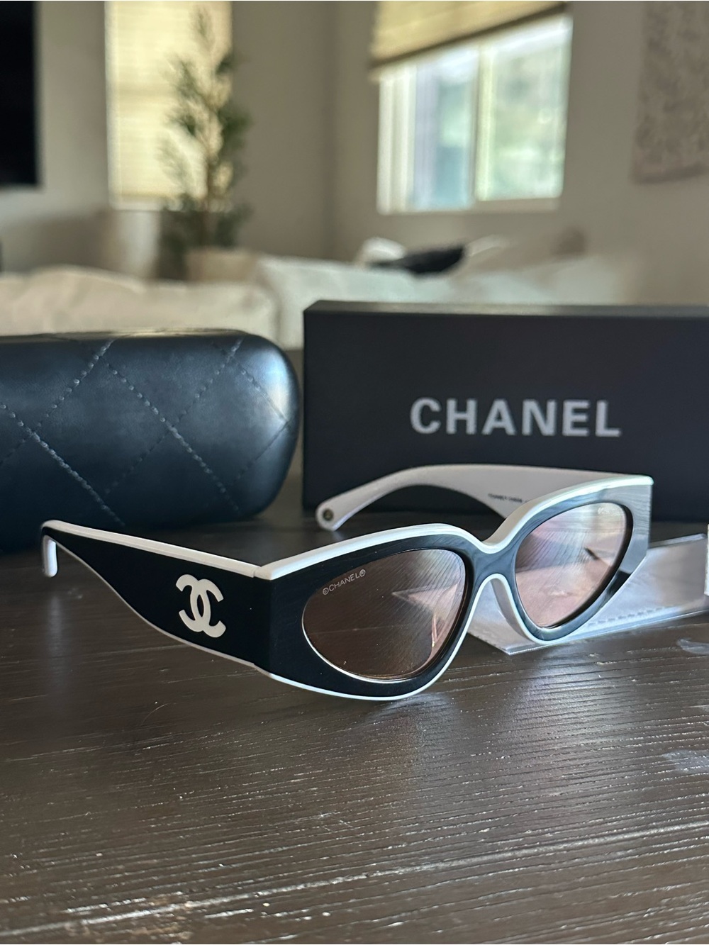 CHANEL Black and White Cat-Eye Sunglasses with Brown Lenses - Picture 7 of 7